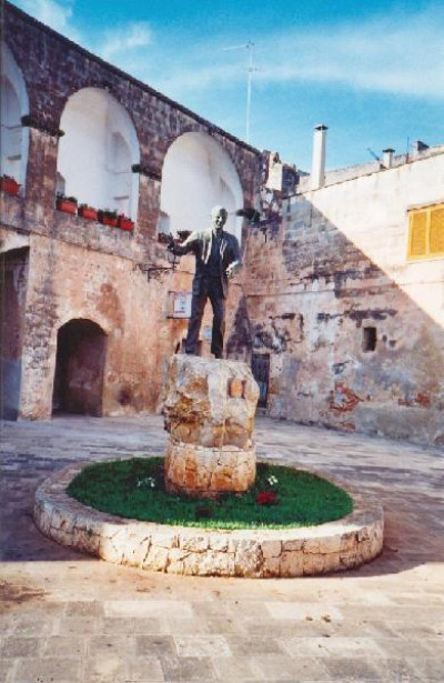 Tricase - piazza Antonio Dell'Abate - Statua di Don Tonino Bello Tricase - piazza Antonio Dell'Abate - Statua di Don Tonino Bello